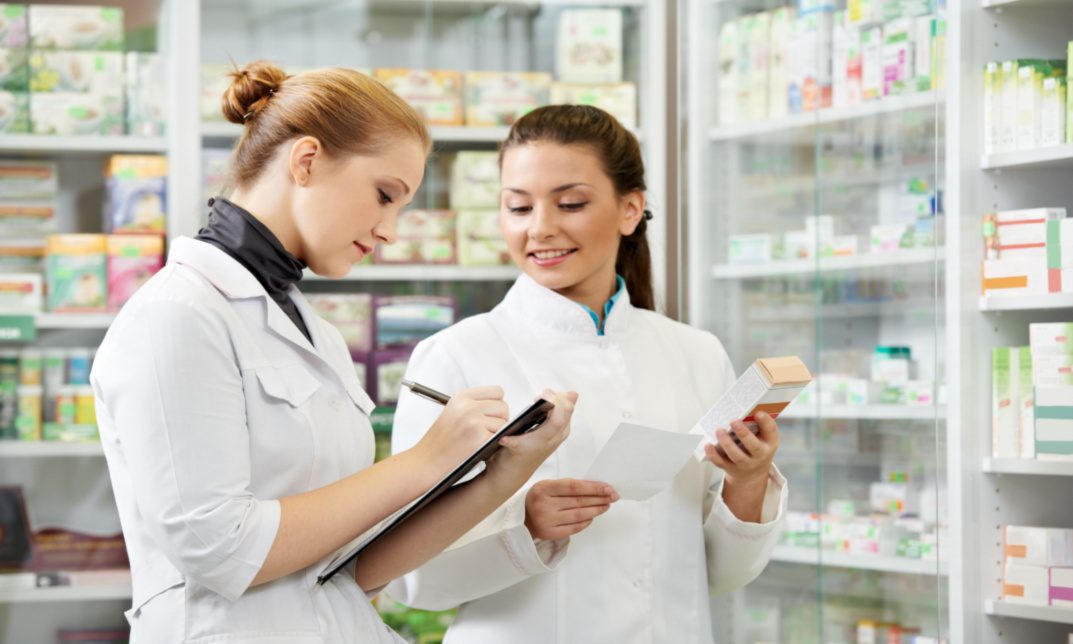 How to Become a Pharmacy Assistant