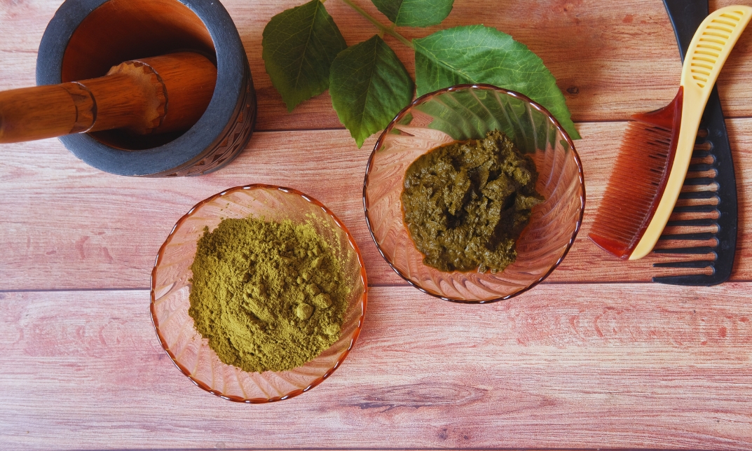Preparing a Natural Henna Paste